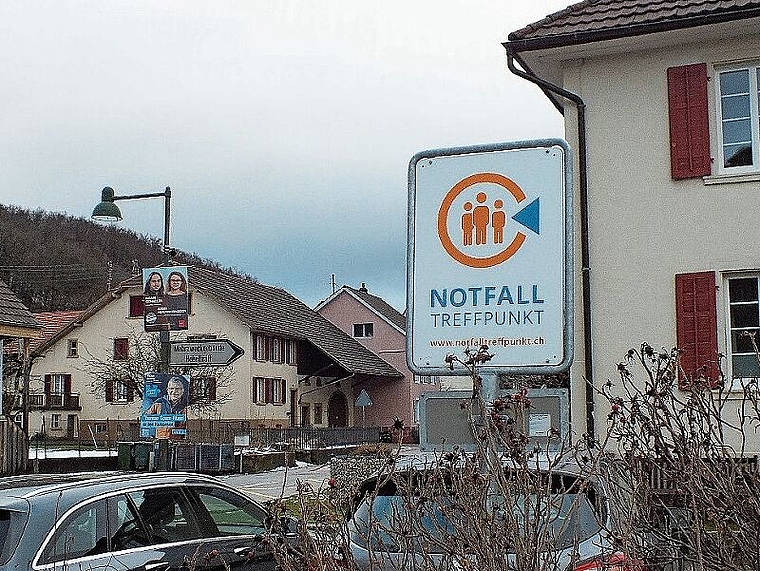 Informationen: In den Vertragsgemeinden wurden, wie hier in Hochwald, Notall-Treffpunkt-Tafeln installiert. Die Bevölkerung wurde bereits mittels einem Faltblatt vom Amt für Militär und Bevölkerungsschutz informiert. Foto: Willi Wenger