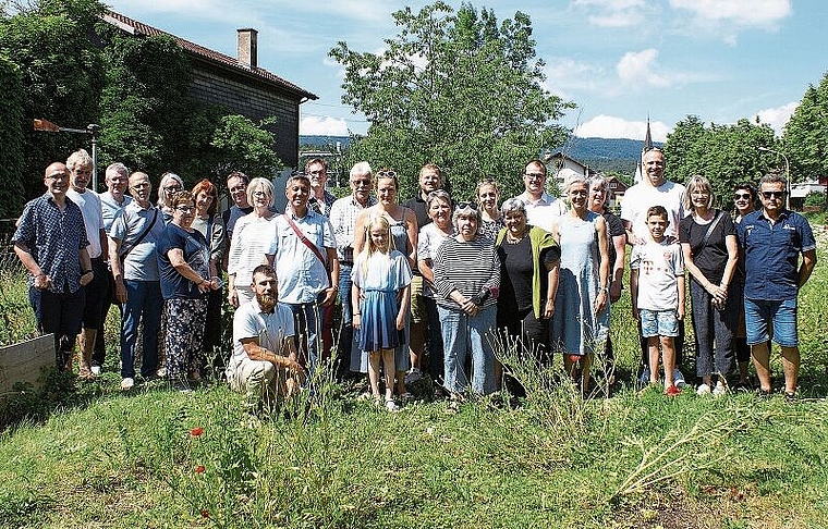 Trafen sich zur Segnung: Freunde und Vereinsmitglieder des Laufehuus. Foto: Jürg Jeanloz