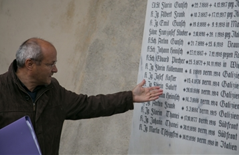 Erinnerungstafel: Linard Candreia zeigt die Inschrift seines Urgrossvaters Florin Salutt, der im Krieg in Galizien (heutiges Polen) gefallen war.
