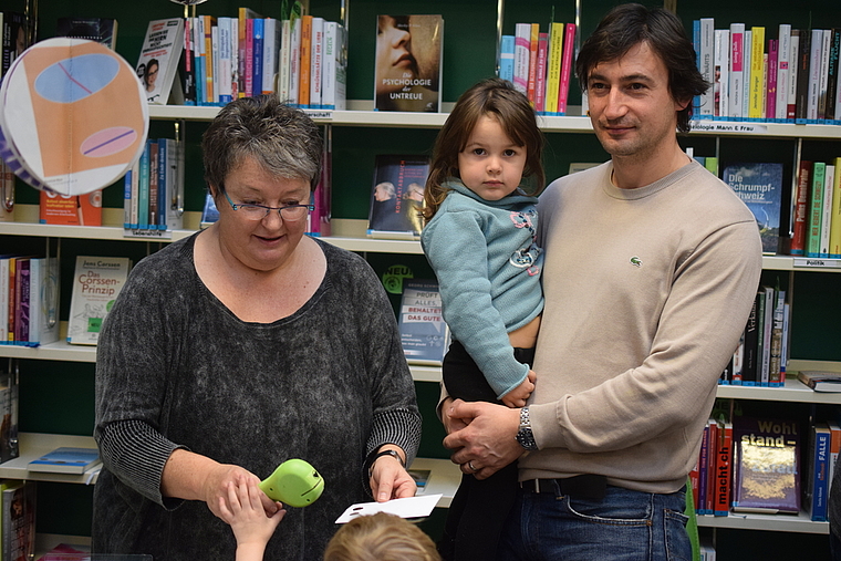 Buchstart: Auch Marco Ivankovic mit Tochter Enia tauchten in die Welt des Bilderbuches und der Fingerverse ein – vorgetragen von Leseanimatorin Susi Fux. Foto: Bea Asper