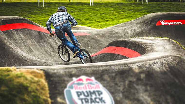 «Eine der besten Anlagen»: Der Pumptrack in Gempen zieht am Wochenende die Profis an.  Foto: ZVG