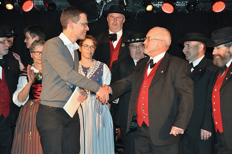 Herausragendes Engagement: Gemeindepräsident Markus Eigenmann (l.) würdigt das rund fünfzigjährige Wirken Ernst Binggelis im Jodlerclub Arlesheim.  Foto: Isabelle Hitz