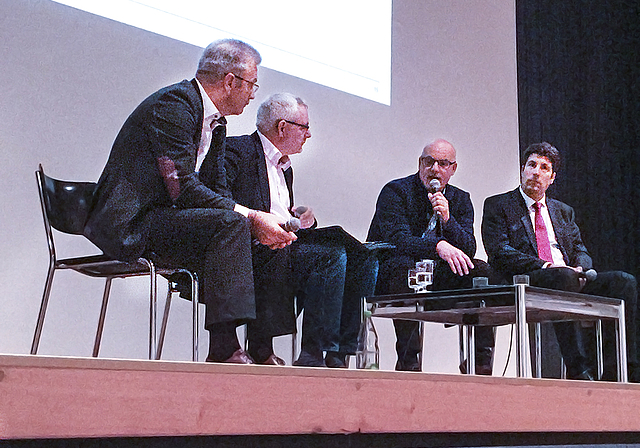 Wertvolle Tipps zu Versicherungsfragen und Steuerabzügen: Christoph Haenggi, Generalagent Zürich Versicherung, Moderator Mark Winkler, Ralph Borer von der Gebäudeversicherung und Michael Schwaller, Leiter Veranlagungsbehörde Dorneck- Thierstein. 