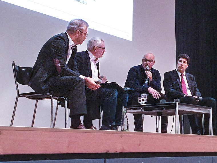 Wertvolle Tipps zu Versicherungsfragen und Steuerabzügen: Christoph Haenggi, Generalagent Zürich Versicherung, Moderator Mark Winkler, Ralph Borer von der Gebäudeversicherung und Michael Schwaller, Leiter Veranlagungsbehörde Dorneck- Thierstein. 