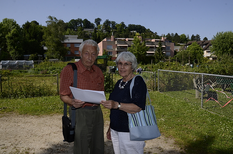 Auf dem künftigen Bauplatz: Gabrielle Fechtig, Präsidentin der Wohnbaugenossenschaft Rynach, und Sekretär Gerhard Schaffner. Foto: HRL