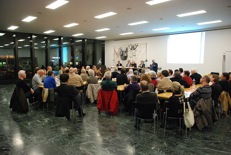 Thema brannte unter den Nägeln: Über 60 Personen waren der CVP-Einladung in den Gemeindehaussaal gefolgt. Foto: Thomas Brunnschweiler