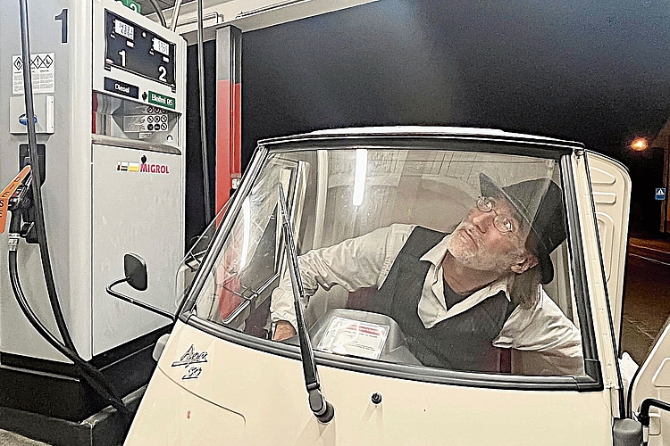 Blick nach oben: Jonas Lenz wittert Potenzial, Tag und Nacht. Foto: Romana von Tana Blick nach oben: Jonas Lenz wittert Potenzial, Tag und Nacht. Foto: Romana von Tana