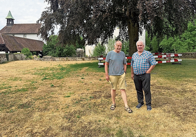 Der Rosengarten: Karl Hueber (l.) und Fridolin Scherrer von der Burgerkorporation Zwingen wollen den ehemaligen Gemüsegarten des Schlosses für die Öffentlichkeit attraktiver machen.  Foto: Gaby Walther