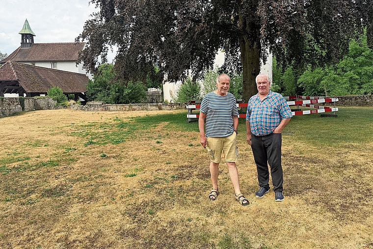 Der Rosengarten: Karl Hueber (l.) und Fridolin Scherrer von der Burgerkorporation Zwingen wollen den ehemaligen Gemüsegarten des Schlosses für die Öffentlichkeit attraktiver machen. Foto: Gaby Walther