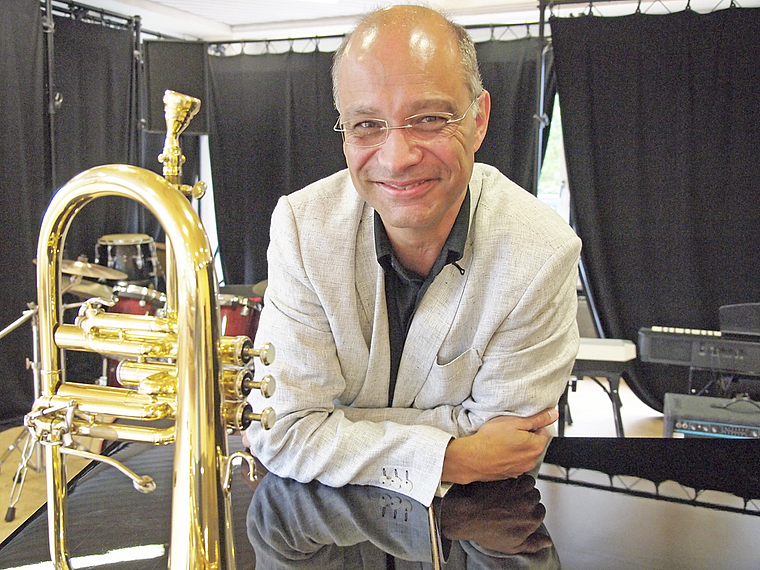 Von Kopf bis Fuss auf Musik eingestellt: Andreas Kirschner im Musiksaal des Schützenmattschulhauses. Foto: Tobias Gfeller