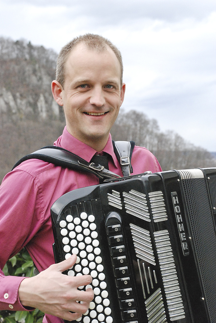 Neue Aufgabe: Simon Zeier, der neue Präsident des Akkordeon Orchesters Aesch, mit seinem Instrument. Foto: Thomas Brunnschweiler