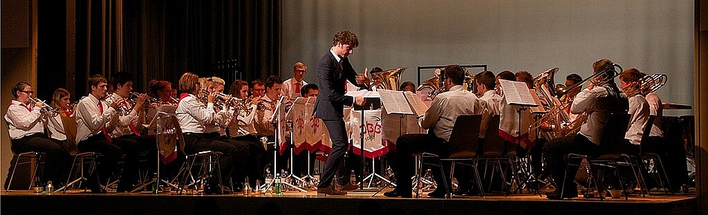 A-Band: Die Musikantinnen und Musikanten, darunter viele aus dem Schwarzbubenland, folgten dem Dirigenten Ton auf Ton. Fotos: Martin Staub
