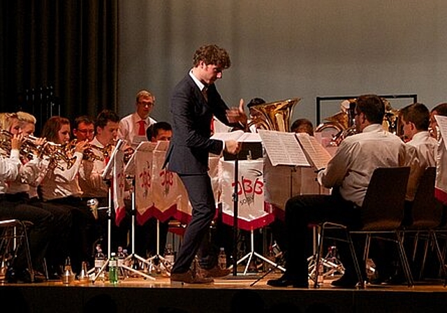 A-Band: Die Musikantinnen und Musikanten, darunter viele aus dem Schwarzbubenland, folgten dem Dirigenten Ton auf Ton. Fotos: Martin Staub
