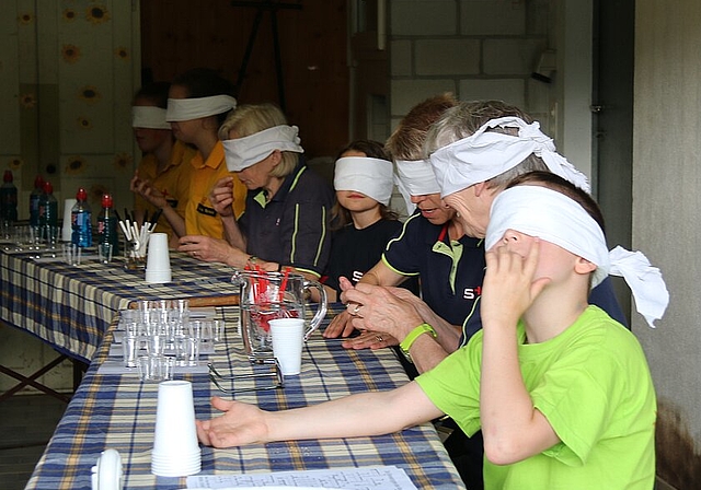 «Das kenn ich doch!»: Mit dem Geschmacksinn versuchten die kleinen und grossen Samariter herauszufinden, was sie sich in den Mund gesteckt hatten. Foto: Gaby Walther 