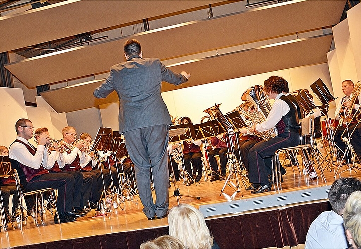 Überzeugend: Schon mit dem melodiösen Eröffnungsmarsch «Unter demDoppeladler» löste die MG Beinwil unter der Direktion von Manuel BorerBegeisterung aus. Fotos: Roland Bürki
