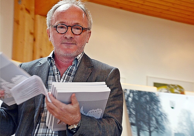 Beseelt vom Schreiben: Autor und Lebenskünstler Niggi Starck bei der Vernissage seines neuen Buchs. Foto: Roland Bürki