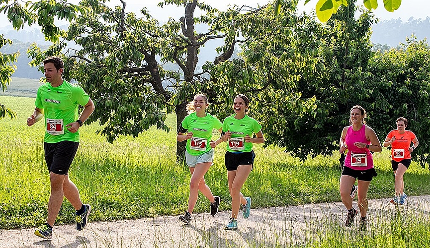 <em>Strahlendes Wetter, lachende Gesichter: </em>Nach rund vier Kilometern auf den Erlen.Fotos: Martin Staub
