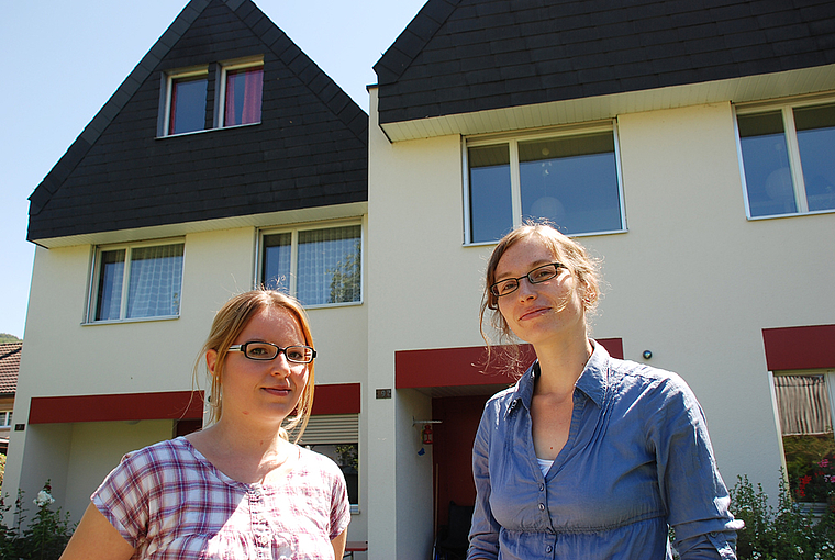 Frauenpower: Cornelia Hänggi (Leitung «Haus Saffret», links) und Heike Czichos (Gesamtleitung) vor dem «Haus Saffret» am Ingelsteinweg. Foto: Thomas Brunnschweiler