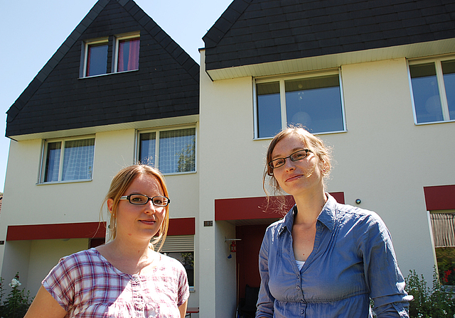 Frauenpower: Cornelia Hänggi (Leitung «Haus Saffret», links) und Heike Czichos (Gesamtleitung) vor dem «Haus Saffret» am Ingelsteinweg.  Foto: Thomas Brunnschweiler