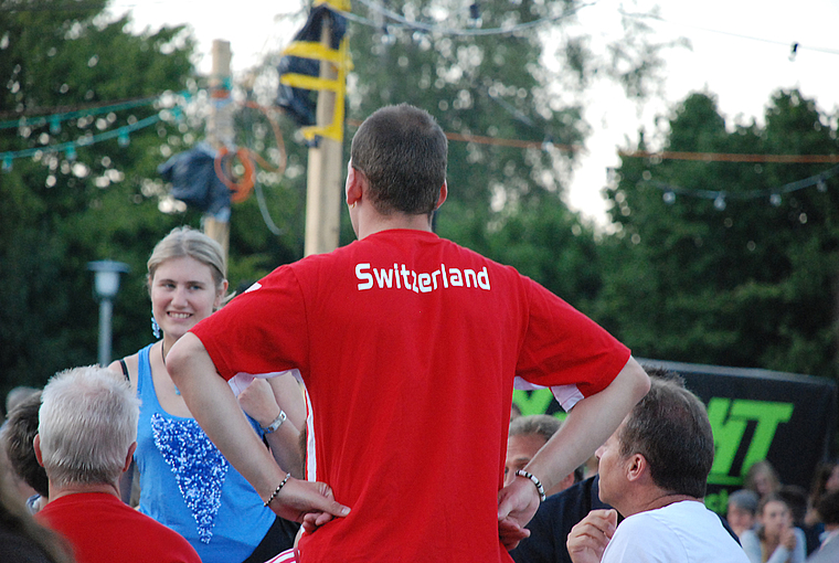 Stolz auf Rot-Weiss: Vor allem die Jungen zeigten punkto Swissness Flagge. Foto:Tthomas Brunnschweiler