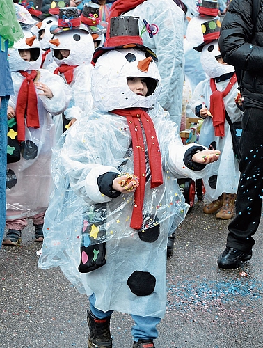 Trotz Regen nicht geschmolzen: die Kinder im Schneemann-Kostüm. Trotz Regen nicht geschmolzen: die Kinder im Schneemann-Kostüm.