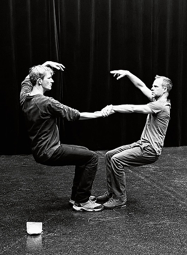 Arbeit mit choreografischen Elementen: Der Fokus wird gleichermassen auf Sprache und Körper gelegt. Arbeit mit choreografischen Elementen: Der Fokus wird gleichermassen auf Sprache und Körper gelegt.