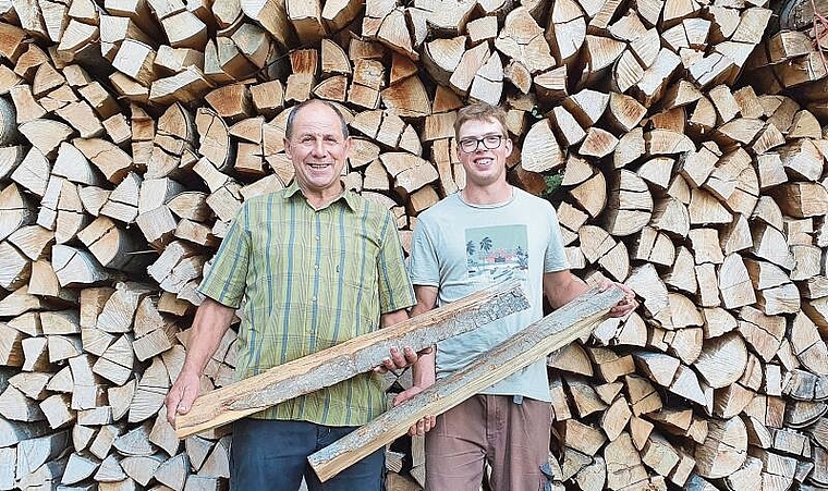 Beliefern nur noch Stammkunden: Fridolin Saladin (l.), Holzhändler und Betreiber des Hofes «Obere Tüfleten», mit seinem Mitarbeiter Yannick Vincent. Foto: Fabia Maieroni