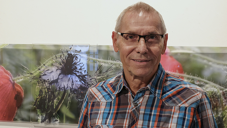 Vielschichtige Technik: Martin Staub vor seinem Werk «seltsame blüte» (180 x 40 cm, 2017). Foto: Thomas Brunnschweiler