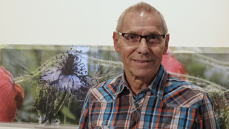 Vielschichtige Technik: Martin Staub vor seinem Werk «seltsame blüte» (180 x 40 cm, 2017).  Foto: Thomas Brunnschweiler