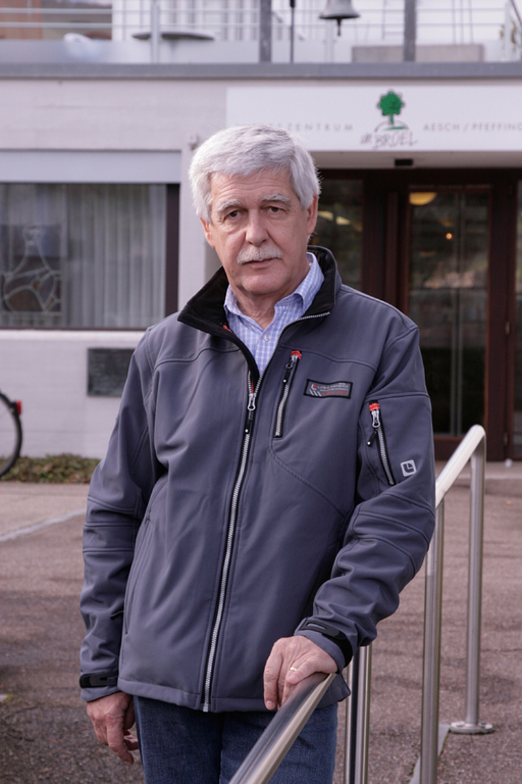 Kann schwarze Zahlen vermelden: Stiftungsrat Bruno Theiler vor dem Alterszentrum. Foto: Lukas Hausendorf