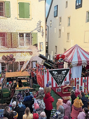 Lassen es regnen: Die Lufthüler Clique schiesst Konfetti in den Himmel und feiert Jubiläum. Lassen es regnen: Die Lufthüler Clique schiesst Konfetti in den Himmel und feiert Jubiläum.