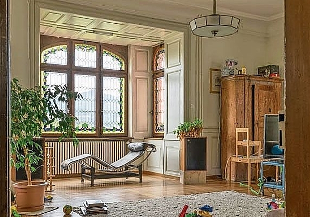 Erkerzimmer mit Bleifassung und farbigem Glas: Der reich ausgestaltete Raum wurde zeitweise pragmatisch als Arztpraxis zweckentfremdet. Foto: Anita Gerster, Kandis Fotografie