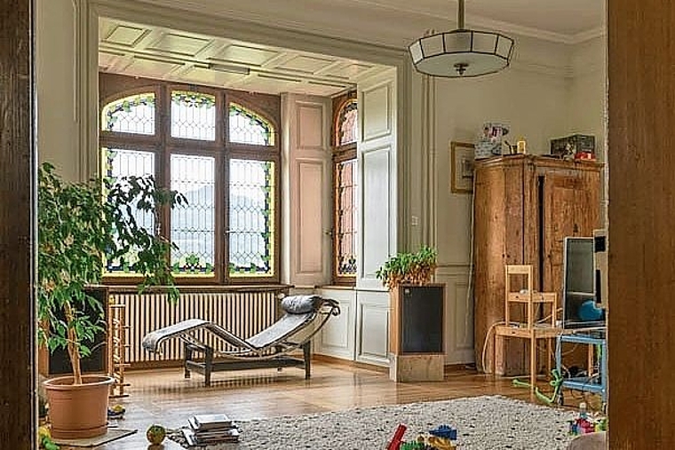 Erkerzimmer mit Bleifassung und farbigem Glas: Der reich ausgestaltete Raum wurde zeitweise pragmatisch als Arztpraxis zweckentfremdet. Foto: Anita Gerster, Kandis Fotografie