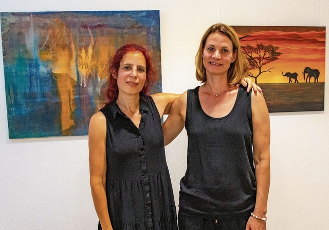 Zwei gestalterische Welten präsentieren sich harmonisch: Maja Haas (l.) und Marianne Luginbühl im AZB-Kulturforum Breitenbach. Foto: Martin Staub