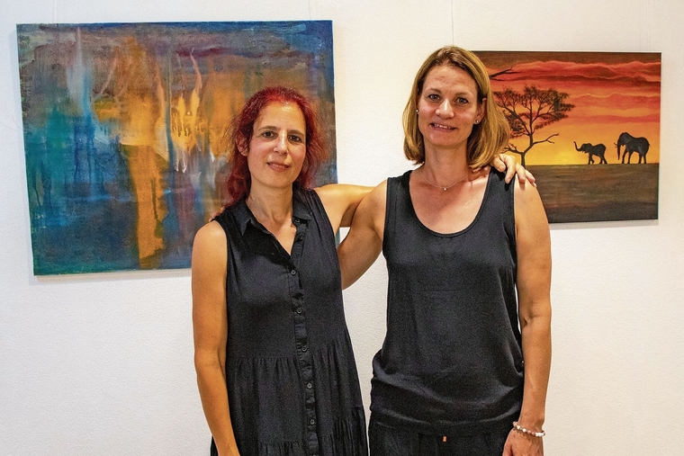 Zwei gestalterische Welten präsentieren sich harmonisch: Maja Haas (l.) und Marianne Luginbühl im AZB-Kulturforum Breitenbach. Foto: Martin Staub