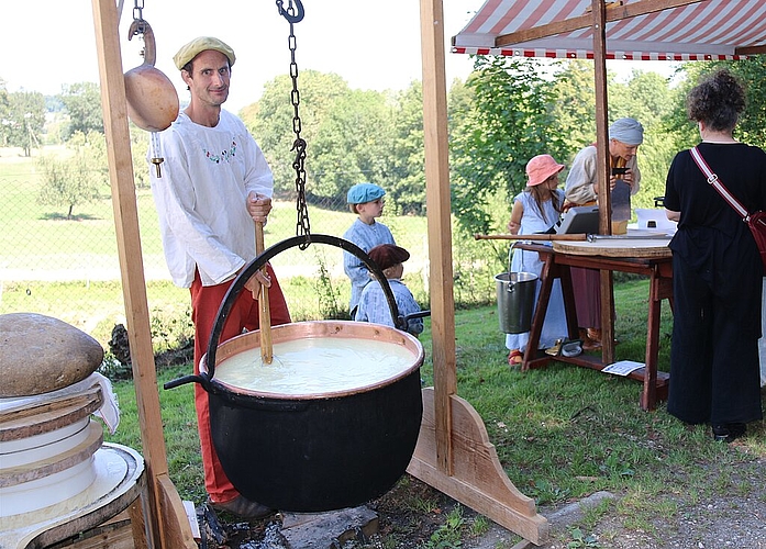Mit der grossen Kelle angerührt: Der Käser vom Bölschberg zeigt, wie Käse hergestellt wurde.
