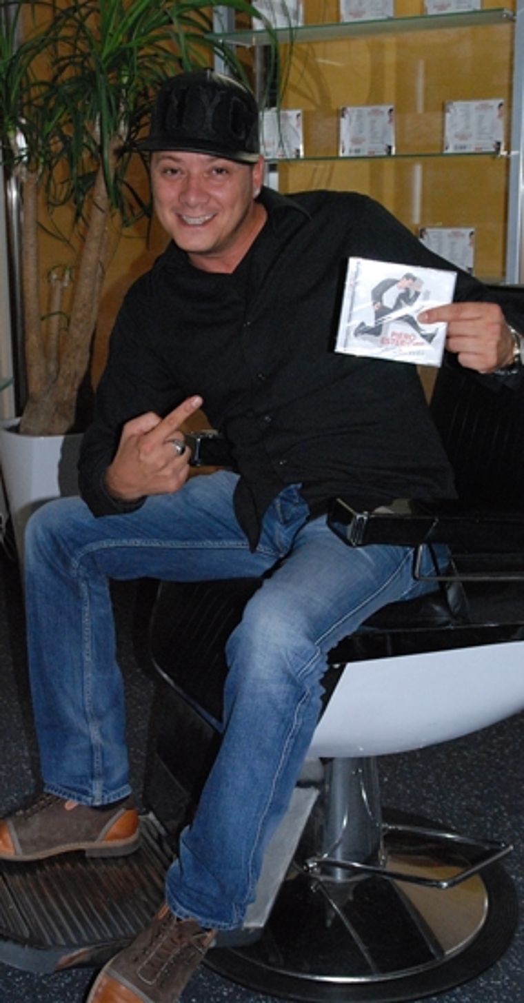 Neues Material: Piero Esteriore hat im Schlachthaus seine neue CD mit im Gepäck. Foto: Melanie Brêchet