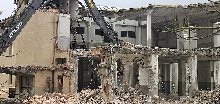 Abbruch: Die Bagger sind vor einigen Tagen aufgefahren. Foto: zvg Reinhard Hänggi, erschwil.