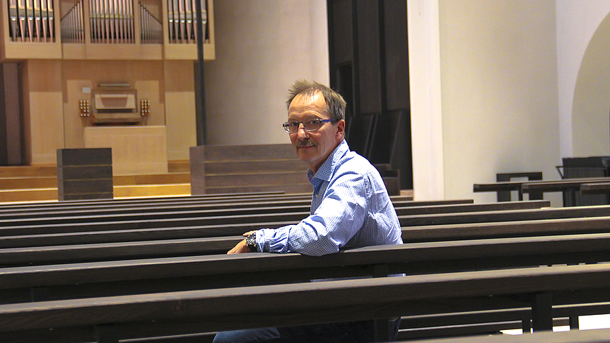 Zufrieden: Kirchgemeindepräsident Beat Siegfried gefällt die neue Kirche. Tobias Gfeller