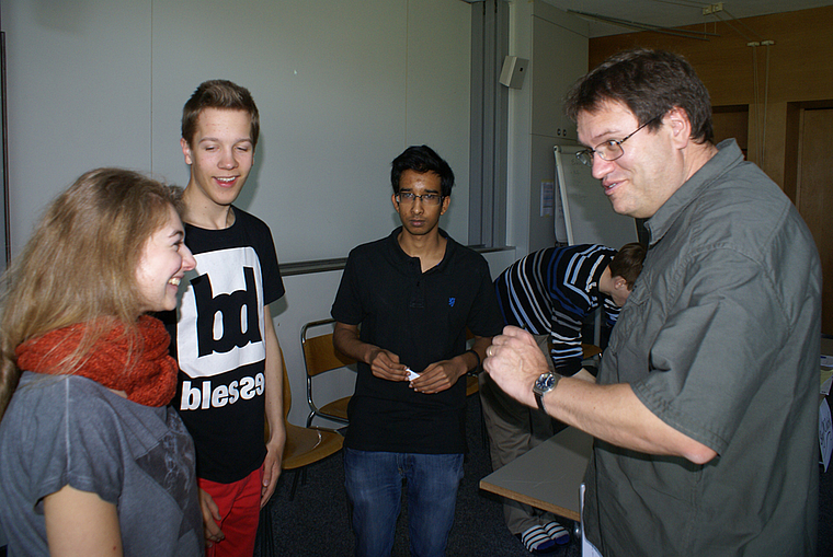 Spannende Diskussion: Übungsleiter Jakob Schöchli mit Teilnehmenden. Foto: Jürg Jeanloz
