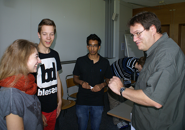 Spannende Diskussion: Übungsleiter Jakob Schöchli mit Teilnehmenden.   Foto: Jürg Jeanloz