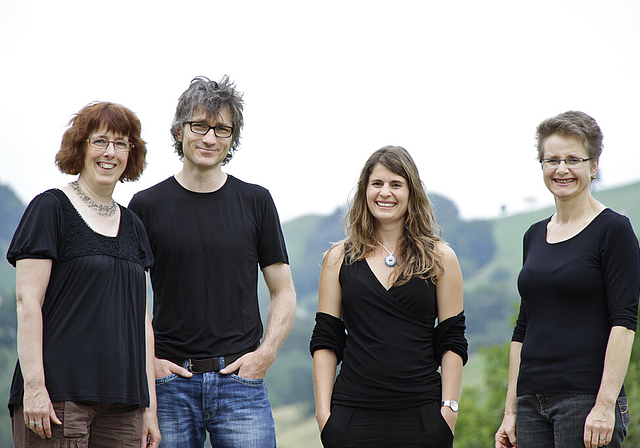 Verdanis: Roger Jud und seine drei «Hörspielerinnen» Pia Müller-Potter, Corinne Waldner und Petra Jud.  Foto: Martin Staub