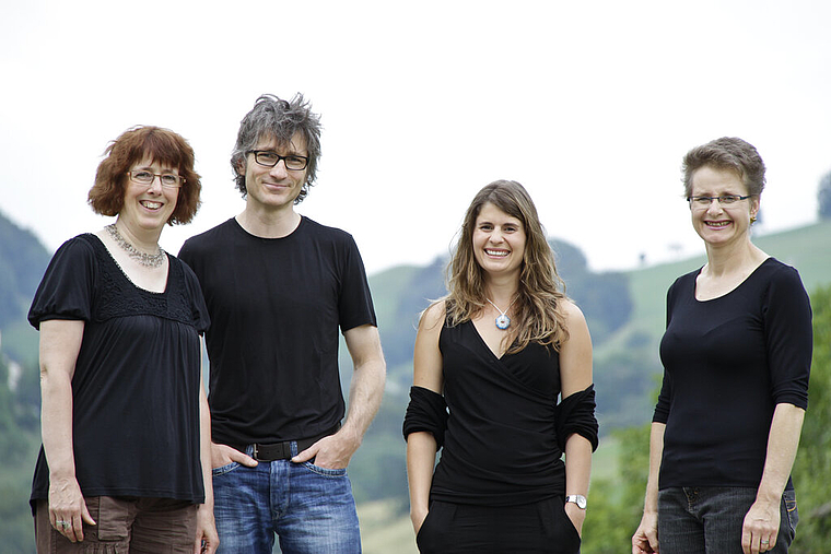 Verdanis: Roger Jud und seine drei «Hörspielerinnen» Pia Müller-Potter, Corinne Waldner und Petra Jud.  Foto: Martin Staub