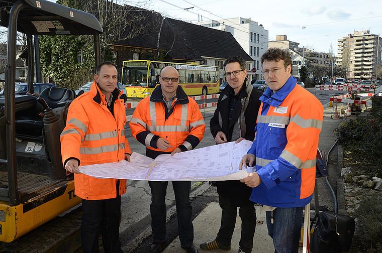 Besprechen die Bauarbeiten an der Hauptstrasse. Reto Rotzler, Leiter Infrastruktur BLT, Marc G. Rueff, Leiter Mobilität, Ver- und Entsorgung Reinach, Daniel Haldemann, kmu Reinach, und Axel Mühlemann, Leiter Projektmanagement beim Tiefbauamt BL. F