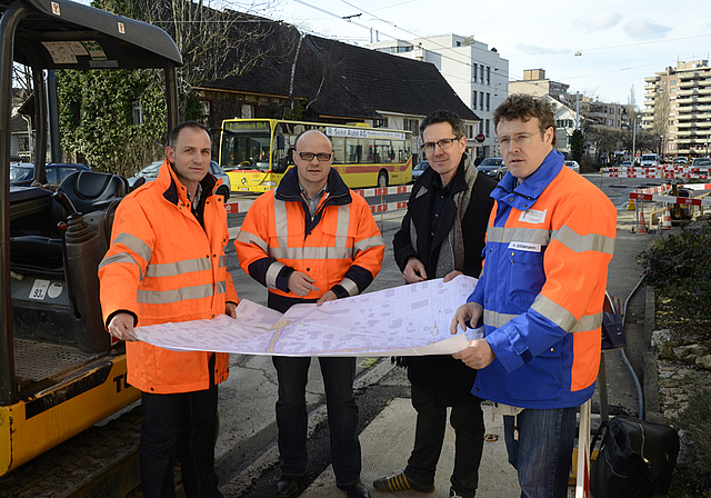 Besprechen die Bauarbeiten an der Hauptstrasse. Reto Rotzler, Leiter Infrastruktur BLT, Marc G. Rueff, Leiter Mobilität, Ver- und Entsorgung Reinach, Daniel Haldemann, kmu Reinach, und Axel Mühlemann, Leiter Projektmanagement beim Tiefbauamt BL.  F