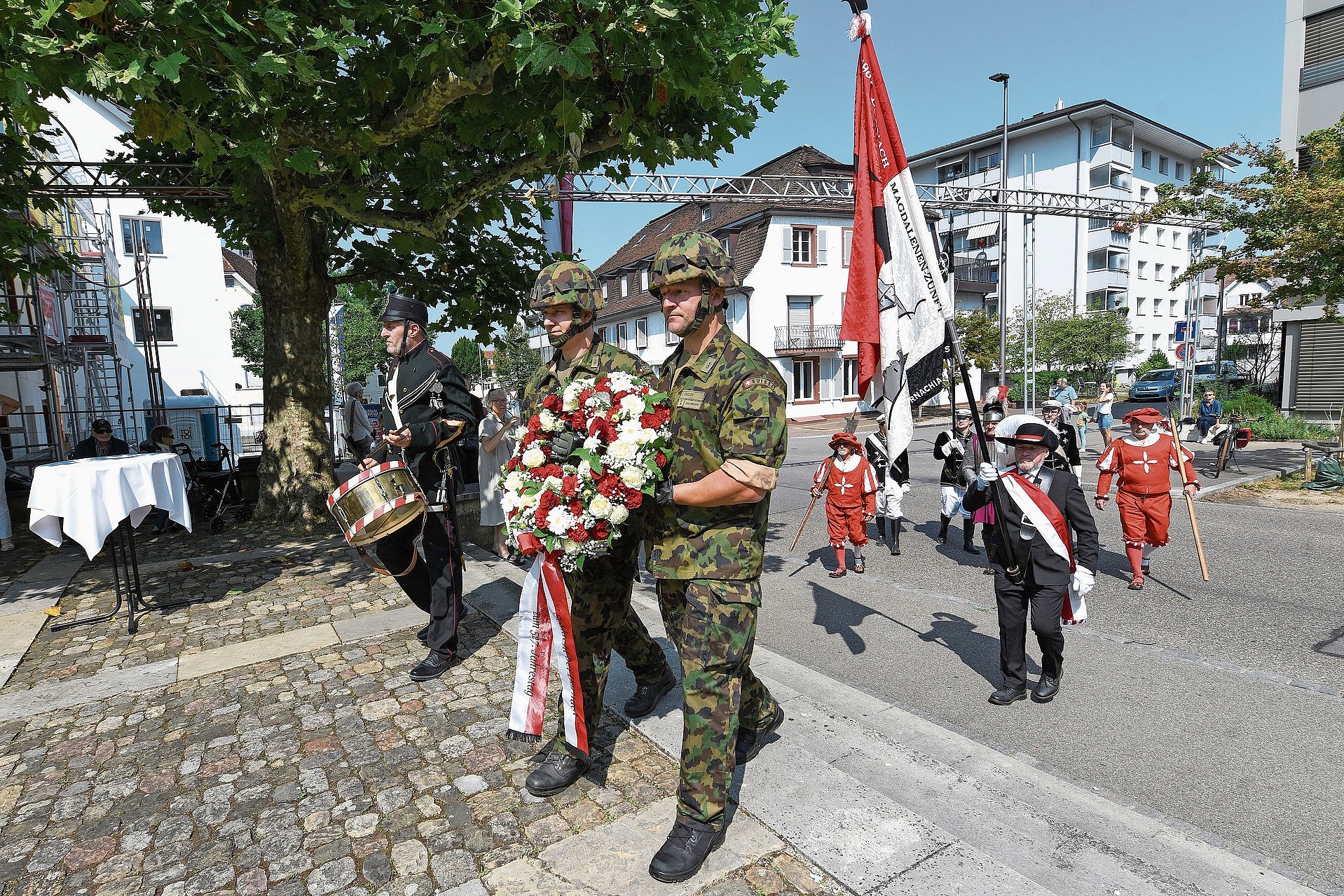 Zehnköpfige Delegation: Diese legt den Kranz zum Gedenken an die Schlacht beim Denkmal vor dem Kloster Dornach ab.