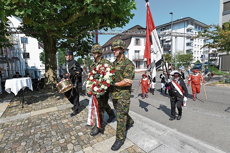 Zehnköpfige Delegation: Diese legt den Kranz zum Gedenken an die Schlacht beim Denkmal vor dem Kloster Dornach ab.