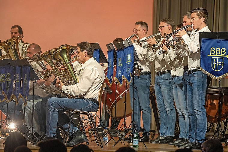 In Jeans: Im Showteil wurde die Uniform mit einem lockeren Outfit getauscht. Foto: Martin Staub