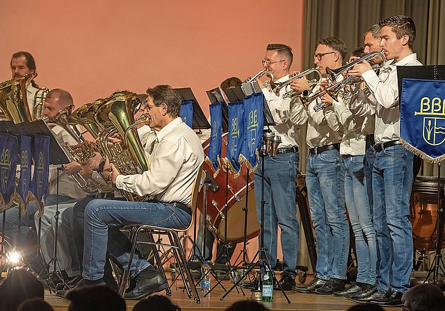 In Jeans: Im Showteil wurde die Uniform mit einem lockeren Outfit getauscht. Foto: Martin Staub