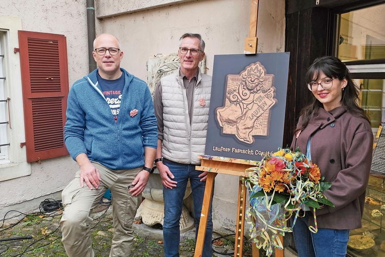 Ein feierlicher Anlass: Die Plakettenkünstlerin Alessia Pinsone aus Laufen, ausserdem Beat Nussbaumer und Thomas Thommen vom Laufner Fasnachts Comité. Fotos: Melanie Brêchet